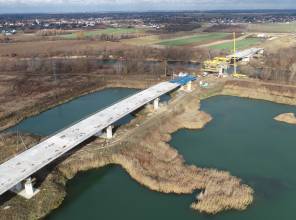 <p><span style="font-size:16px"><strong>Zadanie składa się z dw&oacute;ch etap&oacute;w:</strong></span></p>

<p>Etap I: <strong>&bdquo;Budowa nowego odcinka drogi wojew&oacute;dzkiej nr 865 Jarosław &ndash; Bełżec wraz z budową mostu na rzece San w m. Munina - Sobiecin&rdquo;</strong><br />
Opracowanie dokumentacji projektowej wraz z decyzją ZRID wsp&oacute;łfinansowane było z Rządowego Programu Uzupełniania Lokalnej i Regionalnej Infrastruktury - Mosty dla Region&oacute;w<br />
Wartość projektu: 1 145 302,20 PLN<br />
Wartość dofinansowania z Budżetu Państwa: 80%<br />
Wykonawca: PROMOST CONSULTING Sp. z o.o.<br />
Czas realizacji: 2020-2022</p>

<p><br />
<strong>Realizacja zadania jest dofinansowana z Rządowego Funduszu Rozwoju Dr&oacute;g - Zadania mostowe:</strong></p>

<p>Data podpisania umowy o dofinansowanie zadania: 27.07.2022 r.<br />
<strong>Wartość zadania: </strong>176 948 428,00 PLN<br />
<strong>Wartość dofinansowania z Budżetu Państwa: </strong>136 800 000,00 PLN<br />
<strong>Wykonawca:</strong> Mosty Ł&oacute;dź S.A. ul. Bratysławska 52 94-112 Ł&oacute;dź<br />
<strong>Realizacja zadania:</strong> 2023-2025</p>

<p>Etap II:<strong> &bdquo;Budowa nowego odcinka drogi wojew&oacute;dzkiej nr 865 Jarosław &ndash; Bełżec Wraz z budową i przebudową niezbędnej infrastruktury technicznej, budowli i urządzeń budowlanych w m. Sobiecin i Koniacz&oacute;w&rdquo;</strong><br />
Opracowanie dokumentacji projektowej wraz z decyzją ZRID finansowane było z Budżetu Wojew&oacute;dztwa.<br />
Wartość projektu: 565 713,90 PLN<br />
Wykonawca: PROMOST CONSULTING Sp. z o.o.<br />
Czas realizacji: 2020-2022<br />
<strong>Wykonawca:</strong> Mosty Ł&oacute;dź S.A. ul. Bratysławska 52 94-112 Ł&oacute;dź<br />
<strong>Realizacja zadania: </strong>2023-2025</p>

<p>Zadanie &bdquo;Budowa nowego odcinka drogi wojew&oacute;dzkiej nr 865 Jarosław &ndash; Bełżec Wraz z budową i przebudową niezbędnej infrastruktury technicznej, budowli i urządzeń budowlanych w m. Sobiecin i Koniacz&oacute;w&rdquo;<strong> </strong>otrzymało dofinansowanie z programu Fundusze Europejskie dla Polski Wschodniej i realizowane jest w ramach projektu pn.: <a href="http://pzdw.pl/inwestycje/w-trakcie-realizacji/fepw-2021-2027/59">"Przebudowa/rozbudowa/budowa drogi wojew&oacute;dzkiej nr 865 na odcinku Sobiecin - Cieszan&oacute;w"</a>.</p>
