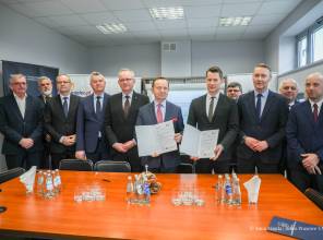 Podpisanie umowy na realizację drogi "lotniskowej" w Mielcu