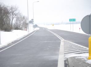 Zdjęcie przedstawia fragment nowo wybudowanej drogi