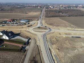 <p><span style="font-size:16px"><strong>Zadanie składa się z dw&oacute;ch etap&oacute;w:</strong></span></p>

<p>Etap I: <strong>&bdquo;Budowa nowego odcinka drogi wojew&oacute;dzkiej nr 865 Jarosław &ndash; Bełżec wraz z budową mostu na rzece San w m. Munina - Sobiecin&rdquo;</strong><br />
Opracowanie dokumentacji projektowej wraz z decyzją ZRID wsp&oacute;łfinansowane było z Rządowego Programu Uzupełniania Lokalnej i Regionalnej Infrastruktury - Mosty dla Region&oacute;w<br />
Wartość projektu: 1 145 302,20 PLN<br />
Wartość dofinansowania z Budżetu Państwa: 80%<br />
Wykonawca: PROMOST CONSULTING Sp. z o.o.<br />
Czas realizacji: 2020-2022</p>

<p><br />
<strong>Realizacja zadania jest dofinansowana z Rządowego Funduszu Rozwoju Dr&oacute;g - Zadania mostowe:</strong></p>

<p>Data podpisania umowy o dofinansowanie zadania: 27.07.2022 r.<br />
<strong>Wartość zadania: </strong>176 948 428,00 PLN<br />
<strong>Wartość dofinansowania z Budżetu Państwa: </strong>136 800 000,00 PLN<br />
<strong>Wykonawca:</strong> Mosty Ł&oacute;dź S.A. ul. Bratysławska 52 94-112 Ł&oacute;dź<br />
<strong>Realizacja zadania:</strong> 2023-2025</p>

<p>Etap II:<strong> &bdquo;Budowa nowego odcinka drogi wojew&oacute;dzkiej nr 865 Jarosław &ndash; Bełżec Wraz z budową i przebudową niezbędnej infrastruktury technicznej, budowli i urządzeń budowlanych w m. Sobiecin i Koniacz&oacute;w&rdquo;</strong><br />
Opracowanie dokumentacji projektowej wraz z decyzją ZRID finansowane było z Budżetu Wojew&oacute;dztwa.<br />
Wartość projektu: 565 713,90 PLN<br />
Wykonawca: PROMOST CONSULTING Sp. z o.o.<br />
Czas realizacji: 2020-2022<br />
<strong>Wykonawca:</strong> Mosty Ł&oacute;dź S.A. ul. Bratysławska 52 94-112 Ł&oacute;dź<br />
<strong>Realizacja zadania: </strong>2023-2025</p>

<p>Zadanie &bdquo;Budowa nowego odcinka drogi wojew&oacute;dzkiej nr 865 Jarosław &ndash; Bełżec Wraz z budową i przebudową niezbędnej infrastruktury technicznej, budowli i urządzeń budowlanych w m. Sobiecin i Koniacz&oacute;w&rdquo;<strong> </strong>otrzymało dofinansowanie z programu Fundusze Europejskie dla Polski Wschodniej i realizowane jest w ramach projektu pn.: <a href="http://pzdw.pl/inwestycje/w-trakcie-realizacji/fepw-2021-2027/59">"Przebudowa/rozbudowa/budowa drogi wojew&oacute;dzkiej nr 865 na odcinku Sobiecin - Cieszan&oacute;w"</a>.</p>
