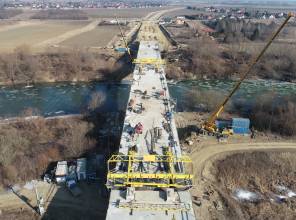 <p><span style="font-size:16px"><strong>Zadanie składa się z dw&oacute;ch etap&oacute;w:</strong></span></p>

<p>Etap I: <strong>&bdquo;Budowa nowego odcinka drogi wojew&oacute;dzkiej nr 865 Jarosław &ndash; Bełżec wraz z budową mostu na rzece San w m. Munina - Sobiecin&rdquo;</strong><br />
Opracowanie dokumentacji projektowej wraz z decyzją ZRID wsp&oacute;łfinansowane było z Rządowego Programu Uzupełniania Lokalnej i Regionalnej Infrastruktury - Mosty dla Region&oacute;w<br />
Wartość projektu: 1 145 302,20 PLN<br />
Wartość dofinansowania z Budżetu Państwa: 80%<br />
Wykonawca: PROMOST CONSULTING Sp. z o.o.<br />
Czas realizacji: 2020-2022</p>

<p><br />
<strong>Realizacja zadania jest dofinansowana z Rządowego Funduszu Rozwoju Dr&oacute;g - Zadania mostowe:</strong></p>

<p>Data podpisania umowy o dofinansowanie zadania: 27.07.2022 r.<br />
<strong>Wartość zadania: </strong>176 948 428,00 PLN<br />
<strong>Wartość dofinansowania z Budżetu Państwa: </strong>136 800 000,00 PLN<br />
<strong>Wykonawca:</strong> Mosty Ł&oacute;dź S.A. ul. Bratysławska 52 94-112 Ł&oacute;dź<br />
<strong>Realizacja zadania:</strong> 2023-2025</p>

<p>Etap II:<strong> &bdquo;Budowa nowego odcinka drogi wojew&oacute;dzkiej nr 865 Jarosław &ndash; Bełżec Wraz z budową i przebudową niezbędnej infrastruktury technicznej, budowli i urządzeń budowlanych w m. Sobiecin i Koniacz&oacute;w&rdquo;</strong><br />
Opracowanie dokumentacji projektowej wraz z decyzją ZRID finansowane było z Budżetu Wojew&oacute;dztwa.<br />
Wartość projektu: 565 713,90 PLN<br />
Wykonawca: PROMOST CONSULTING Sp. z o.o.<br />
Czas realizacji: 2020-2022<br />
<strong>Wykonawca:</strong> Mosty Ł&oacute;dź S.A. ul. Bratysławska 52 94-112 Ł&oacute;dź<br />
<strong>Realizacja zadania: </strong>2023-2025</p>

<p>Zadanie &bdquo;Budowa nowego odcinka drogi wojew&oacute;dzkiej nr 865 Jarosław &ndash; Bełżec Wraz z budową i przebudową niezbędnej infrastruktury technicznej, budowli i urządzeń budowlanych w m. Sobiecin i Koniacz&oacute;w&rdquo;<strong> </strong>otrzymało dofinansowanie z programu Fundusze Europejskie dla Polski Wschodniej i realizowane jest w ramach projektu pn.: <a href="http://pzdw.pl/inwestycje/w-trakcie-realizacji/fepw-2021-2027/59">"Przebudowa/rozbudowa/budowa drogi wojew&oacute;dzkiej nr 865 na odcinku Sobiecin - Cieszan&oacute;w"</a>.</p>
