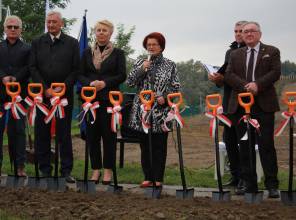 Symboliczne rozpoczęcie budowy - zdjęcie przedstawia uczestników wydarzenia