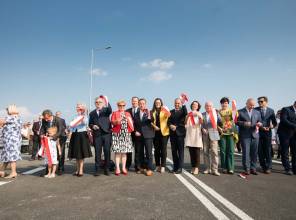 Symboliczne otwarcie drogi - zdjęcie przedstawia uczestników wydarzenia