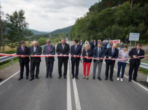 Zdjęcie przedstawia uczestników wydarzenia przecinających wstęgę 