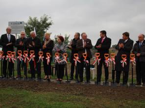 Symboliczne rozpoczęcie budowy - zdjęcie przedstawia uczestników wydarzenia