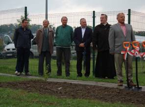 Symboliczne rozpoczęcie budowy - zdjęcie przedstawia uczestników wydarzenia