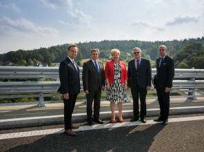 Symboliczne otwarcie drogi - zdjęcie przedstawia uczestników wydarzenia