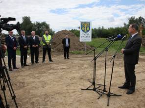Symboliczne rozpoczęcie budowy - zdjęcie przedstawia uczestników wydarzenia