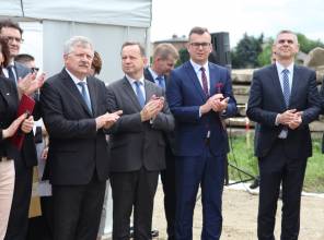 Symboliczne rozpoczęcie budowy - zdjęcie przedstawia uczestników wydarzenia
