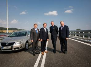 Symboliczne otwarcie drogi - zdjęcie przedstawia uczestników wydarzenia