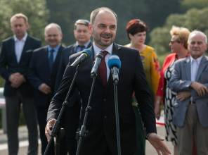 Symboliczne otwarcie drogi - zdjęcie przedstawia uczestników wydarzenia