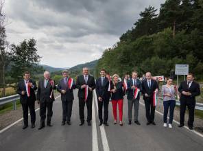 Zdjęcie przedstawia uczestników wydarzenia przecinających wstęgę 