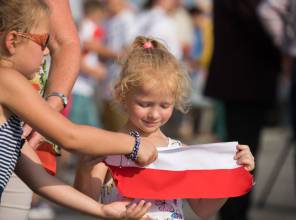 Symboliczne otwarcie drogi - zdjęcie przedstawia uczestników wydarzenia