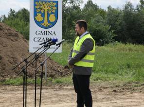 Symboliczne rozpoczęcie budowy - zdjęcie przedstawia uczestnika wydarzenia