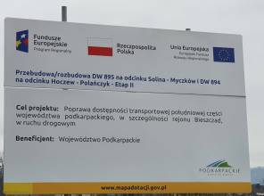 Zdjęcie przedstawia tablicę informującą o inwestycji