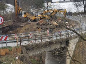 Zdjęcie przedstawia fragment przebudowywanej drogi
