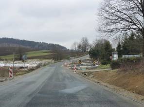 Zdjęcie przedstawia fragment przebudowywanej drogi