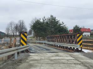 Zdjęcie przedstawia fragment przebudowywanej drogi