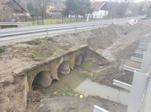 Zdjęcie przedstawia fragment przebudowywanej drogi