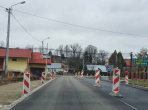 Zdjęcie przedstawia fragment przebudowywanej drogi