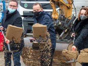 Symboliczne wbicie łopaty - zdjęcie przedstawia uczestników wydarzenia 