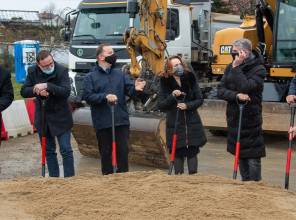 Symboliczne wbicie łopaty - zdjęcie przedstawia uczestników wydarzenia 