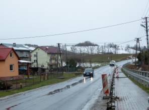 Zdjęcie przedstawia fragment przebudowywanej drogi