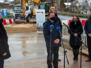Symboliczne wbicie łopaty - zdjęcie przedstawia uczestników wydarzenia 