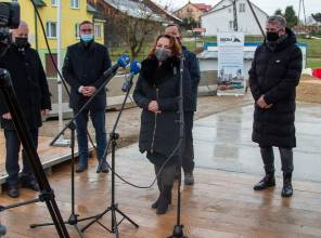Symboliczne wbicie łopaty - zdjęcie przedstawia uczestników wydarzenia 