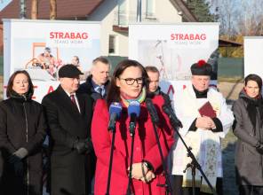 Symboliczne otwarcie drogi - zdjęcie przedstawia uczestników wydarzenia 