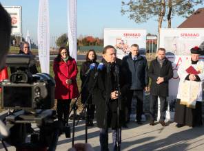 Symboliczne otwarcie drogi - zdjęcie przedstawia uczestników wydarzenia przecinających wstęgę