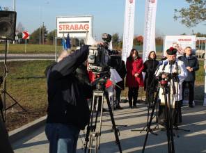 Symboliczne otwarcie drogi - zdjęcie przedstawia uczestników wydarzenia 
