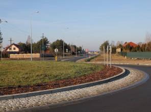 Zdjęcie przedstawia fragment nowo wybudowanej drogi