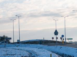 Zdjęcie przedstawia fragment nowo wybudowanej drogi