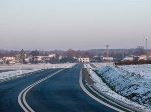 Zdjęcie przedstawia fragment nowo wybudowanej drogi