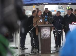 Symboliczne otwarcie drogi - zdjęcie przedstawia uczestników wydarzenia