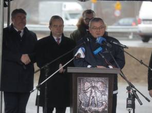 Symboliczne otwarcie drogi - zdjęcie przedstawia uczestników wydarzenia