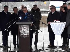 Symboliczne otwarcie drogi - zdjęcie przedstawia uczestników wydarzenia 