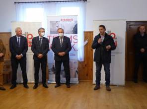 Symboliczne odsłonięcie tablicy informującej o inwestycji - zdjęcie przedstawia uczestników wydarzenia