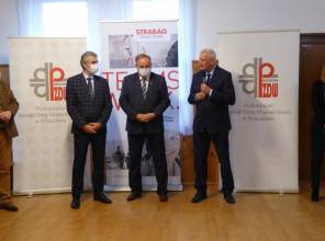 Symboliczne odsłonięcie tablicy informującej o inwestycji - zdjęcie przedstawia uczestników wydarzenia