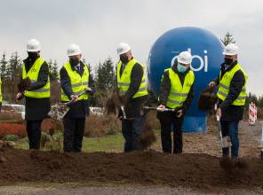 Symboliczne wbicie łopaty - zdjęcie przedstawia uczestników wydarzenia