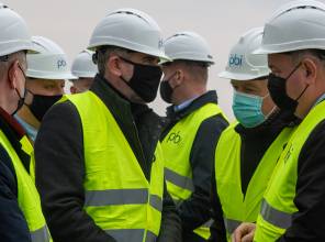 Symboliczne wbicie łopaty - zdjęcie przedstawia uczestników wydarzenia