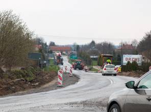 Zdjęcie przedstawia fragment rozbudowywanej drogi