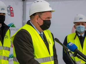 Symboliczne wbicie łopaty - zdjęcie przedstawia uczestników wydarzenia