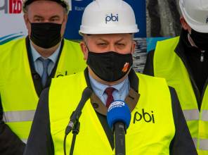 Symboliczne wbicie łopaty - zdjęcie przedstawia uczestników wydarzenia