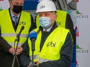 Symboliczne wbicie łopaty - zdjęcie przedstawia uczestników wydarzenia