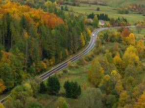 <p><strong>Tytuł projektu:</strong> Łączymy pogranicze Karpat Wschodnich / Sp&aacute;jame pohraničie V&yacute;chodn&yacute;ch Karp&aacute;t<br />
<strong>Numer projektu:</strong> PLSK.02.01-IP.01-0021/23<br />
<strong>Program: </strong>Interreg Polska-Słowacja 2021-2027<br />
<strong>Priorytet:</strong> Lepiej połączone Pogranicze<br />
<strong>Działanie: </strong>Rozw&oacute;j i udoskonalanie zr&oacute;wnoważonej, odpornej na zmiany klimatu, inteligentnej i intermodalnej mobilności na poziomie krajowym, regionalnym i lokalnym, w tym poprawa dostępu do TEN-T oraz mobilności transgranicznej<br />
<strong>Beneficjent: </strong>Wojew&oacute;dztwo Podkarpackie<br />
<strong>Partner wiodący: </strong><a href="http://www.sucpsk.sk">Spr&aacute;va a &uacute;držba ciest Pre&scaron;ovsk&eacute;ho samospr&aacute;vneho kraja</a><br />
<strong>Wydatki og&oacute;łem:</strong> 4 982 466,77 EUR<br />
<strong>Dofinansowanie UE: </strong>3 948 156,37 EUR<br />
<strong>Data rozpoczęcia: </strong>2024-04-01<br />
<strong>Data zakończenia:</strong> 2026-03-31</p>
