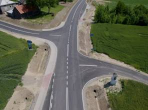 <h4><span style="font-size:14px"><strong>Inwestor:</strong> Województwo Podkarpackie - Podkarpacki Zarząd Dróg Wojewódzkich</span></h4>

<h4><span style="font-size:14px"><strong>Wykonawca:</strong> Przedsiębiorstwo Drogowo-Mostowe S.A.</span></h4>

<h4><span style="font-size:14px"><strong>Inżynier Kontraktu:</strong> PROKOM Construction Sp. z o.o.</span></h4>

<h4><span style="font-size:14px"><strong>Całkowita wartość Projektu:</strong> 36 732 498,31 PLN</span></h4>

<h4><span style="font-size:14px"><strong>Wartość dofinansowania z EFRR:</strong> 29 292 480,42 PLN</span></h4>

<h4><span style="font-size:14px"><strong>Data podpisania umowy z Wykonawcą:</strong> 21.12.2018 r.</span></h4>

<h4><span style="font-size:14px"><strong>Data zakończenia robót budowlanych:</strong> 30.06.2022 r.</span></h4>

<h4><span style="font-size:14px"><strong>Okres realizacji:</strong> 2018-2022</span></h4>
