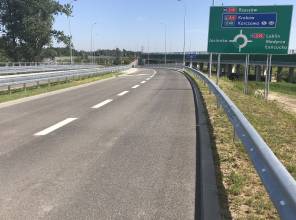 Zdjęcie przedstawia fragment nowo wybudowanej drogi