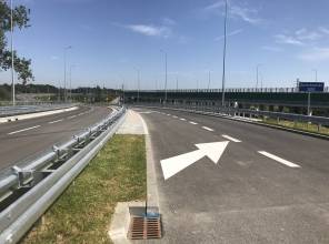 Zdjęcie przedstawia fragment nowo wybudowanej drogi